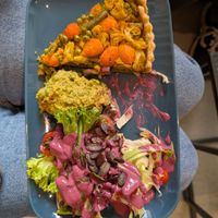 Vegane Quiche und Salat mit Sojajoghurt-Beeren Dressing at Häppjes & Klöterkraam in Rellingen