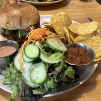 Veggieburger Le Nusrat mit Salat und Nachos  at Cafe Cambio in Chicoutimi