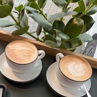 Super leckerer Café mit Hafermilch (ohne Aufpreis für Hafermilch). Es gibt frisch gebackene unter anderem vegane Kuchen und andere vegane Optionen.   at Fietsen in Stuttgart