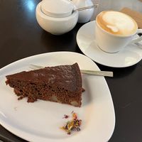 Veganer Schokokuchen mit Birne und Cappuccino mit perfekt geschäumter Sojamilch  at Klara Grün - Café in Erfurt