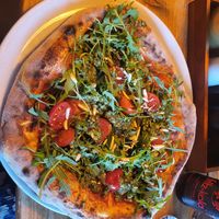 Vegane Pizza mit Pesto, Rucola und Käse at Ragazzi in Osnabrueck