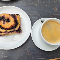 Americano & Blueberry Poppy Twist (Blaubeer-Mohn-Schnecke) at Zeit für Brot - Schweizer in Frankfurt