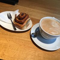 Vegan cinnamon but plus oat cappuccino   at Huck in Frankfurt