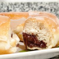 Donut vegano relleno de chocolate at La Guafle in Elche