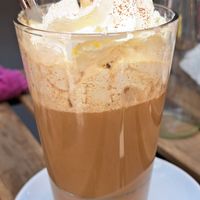 Eiskaffee ohne Eis! at Tisch in Vienna