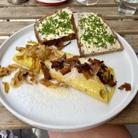 Omelette with crispy bacon and „chives bread"  at Tisch in Vienna