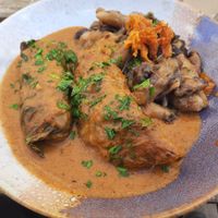 Kohlrouladen und Schupfnudelpfanne mit Pilzen at Tisch in Vienna