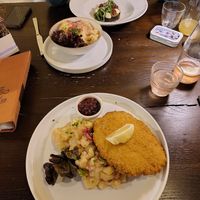 Wiener Schnitzel mit Erdäpfelsalat at Tisch in Vienna