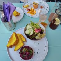 Beet Tatar mit Salat und Brioche und Käseplatte at Tisch in Vienna