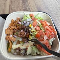 Bowl with vegan chili, so many tasty veggies, hot sauce, nachos, rice at Burritos - Ribera in Valencia