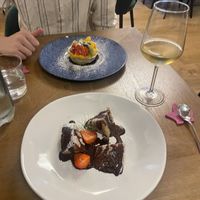 cinnamon fluffy and shortbread basket with vanilla pudding in the background   at ORA in Florence