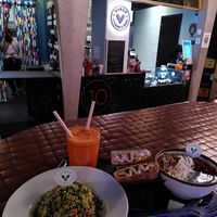 Carrot juice, blue spirulina bowl, pitas and tabouleh at Vibar in Madrid