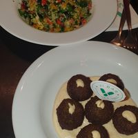 Tabule de quinoa y plato de falafel con hummus at Vibar in Madrid