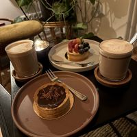 Ich hatte eine Schoko-Caramel Tartelettes, mein Freund eine Tartelettes aus fruits, wir beide hatten einen Latte Macchiato mit Hafer.   at Patisserie Madeleine in Hamburg