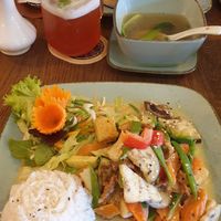 Curry mit Gemüse, Suppe und Hibiskustee at House of Vegan 182 in Berlin