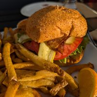 Veganator with its crispy vegan bacon at Chez Victor in Levis