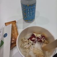 Stopped for breakfast here on 15/4/23. Coconut Milk loaded porridge with raspberries, bananas, almonds, coconut and chia seeds. Irish kombucha brand. Just as nice as before. at DUB - Nomad - T1 in Dublin