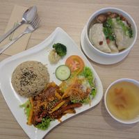 R01: Kam Heong Eryngii Rice - RM12.90 (comes with side soup)+ WS03: Dumpling Soup (RM6.20): Good portion of fresh and healthy ingredients. The Kam Heong flavour is on point and authentic in my opinion. Very flavourful, so delicious with the juicy bell peppers and mushrooms. Could be spicier. at The Leaf 绿叶坊 - Georgetown in Penang