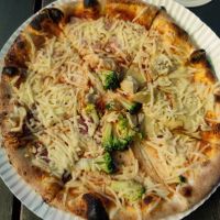 Brokkoli, Artischocke, vegane Salami und Schinken at Pizzamanns Black in Bochum