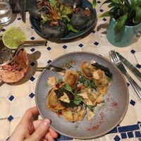 Raviolis frits aux légumes de saison (vegan) and Buns aux poireaux, fourme et noix (vegetarian) at Totem & Tempo Restaurant Bar Tapas in Lyon