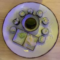 Sushi mit Avocado (eigentlich sollten die auch zur Hälfte mit Gurken gefüllt sein, wurden aber so gebracht).  at Veganam in Kiel