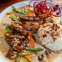 Reisgericht mit Erdnusssoße und veganer Ente at Veganam in Kiel