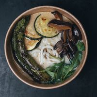 Udon wegański na bulionie grzybowo- warzywnym podawany z cukinia grzybami shitake   at Repeta in Koscielisko