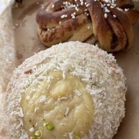 School bread and cinnamon bun, both vegan   at Håndbakt in Oslo