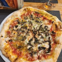 Garlic mushroom pizza at Pizzería Pipazze in Fuengirola