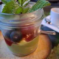 Avocado-Matcha Cake mit Beeren at Secret Garden in Munich