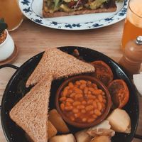 Vegan English breakfast and avocado toast at Billy Brunch Sevilla in Sevilla