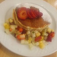 Vegan pancakes with fruit and syrup at Billy Brunch Sevilla in Sevilla