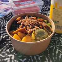 Poke con arroz, heura, aguacate, mango, edamame y wakame. at Poké Poké in Gran Canaria