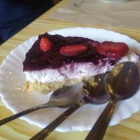 Tarta de queso y frutas at Hostel La Pedriza in Manzanares El Real