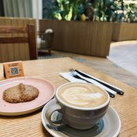Cappuccino mit Hafermilch und Almond Butter Cookies  at Evergreen Organics - Gate Mall in Doha