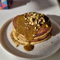 Pancake con crema di pistacchio e pancake fatti da loro tutto vegano, strepitoso.
Ogni strato è ripieno di banana e pistacchio   at FreshEnergy in Civitanova Marche