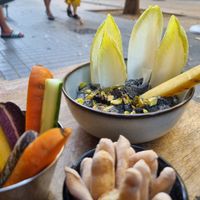 schwarzer Hummus at Paradero in Barcelona