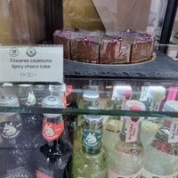 Cake and drinks at Goosebumps Coffee Lab in Budapest