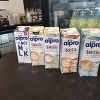 5 soorten plantbased milk at IzyCoffee - Langemunt in Ghent