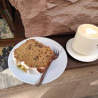 Vegan zucchini/courgette and walnut cake, latte with oatmilk at Hoppenworth & Ploch - Markt in Frankfurt