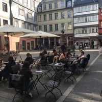 Outdoor seating in courtyard at Hoppenworth & Ploch - Markt in Frankfurt