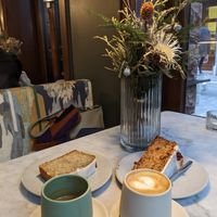 coffee and vegan cakes (lemon&poppy seed and carrot cake) at Hoppenworth & Ploch - Markt in Frankfurt