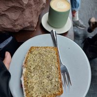 poppy cake and oat milk cappuccino in the window sill at Hoppenworth & Ploch - Markt in Frankfurt