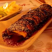 Links: Früchteteller. Rechts: Pfannkuchen mit Fruchtfüllung und leckere Soße. at LEVEL - Vegan & Gluten Free in Antalya