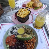 Buddha Bowl.  Fritten. Doppelt Burger. Hausgemachte Limonade at LEVEL - Vegan & Gluten Free in Antalya