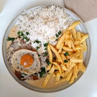 'Bitoque' com ovo vegetal at A Minha Avó in Lisbon