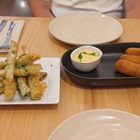 Peixinhos a la izquierda y croquetes a la derecha at A Minha Avó in Lisbon