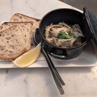 Cogumelos a Bulhao Pato at A Minha Avó in Lisbon