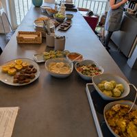 Es kam noch mehr,  nach und nach, am Ende war noch viel über  at Buhjah Bowls - Hafencity in Hamburg