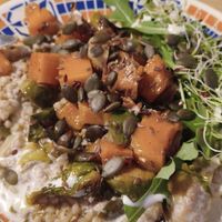 Risotto de sarrasin, poireau et échalotes. Butternut, shiitake et choux de Bruxelles rôtis. Roquette micro pousses et graines 🥰🌱 at Bloom Kitchen in Limoges